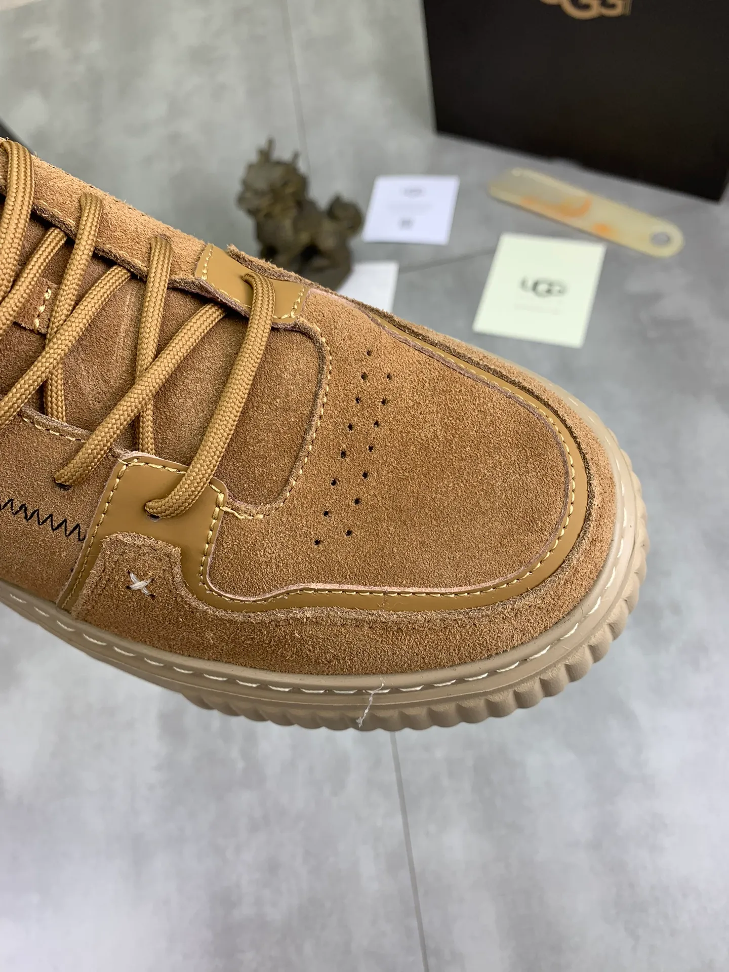 Men's shoes 💰P640 [New style] 💰 🆘 "Real wool" [UGG] 👉The popular men's shoes are synchronized with the official website 🔰The quality of the genuine products [satisfied] is not comparable to the imitations in the general market 🌀The upper is imported Italian frosted cowhide, and the lining is: foot pad 🅰️ grade 🐑Real wool👻Only Grade A can show the effect The hand feels smooth and delicate 🔱The shoe shape is grand, only genuine manufacturers can achieve it 🎄The perfect toughness of the original outsole 👻⬛️ can allow customers to bid farewell to one-time consumption. Real wool lining, super warm. Available in brown or gray. Number of yards: 39-44